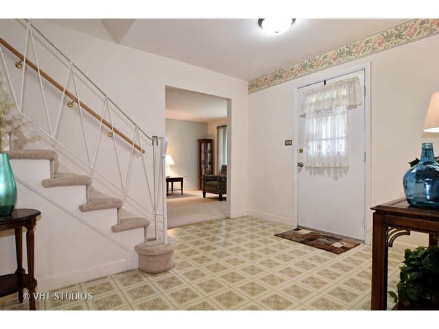955 W Firestone Dr, Hoffman Estates, IL 60192 photo 2