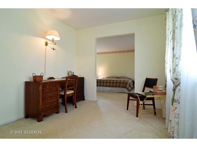 955 W Firestone Dr, Hoffman Estates, IL 60192 photo 9
