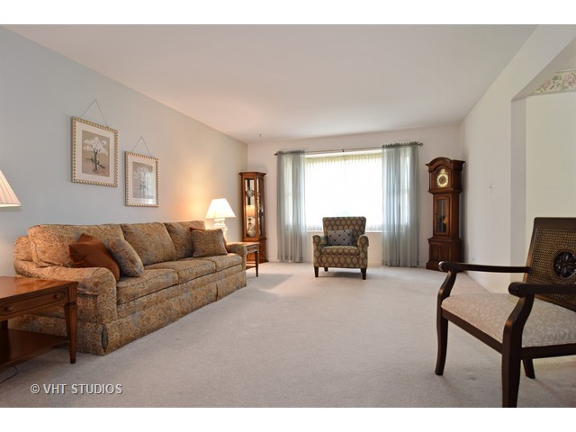 955 W Firestone Dr, Hoffman Estates, IL 60192 photo 3