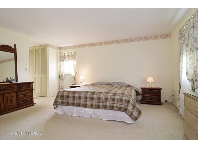 955 W Firestone Dr, Hoffman Estates, IL 60192 photo 8