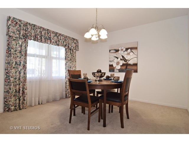955 W Firestone Dr, Hoffman Estates, IL 60192 photo 4