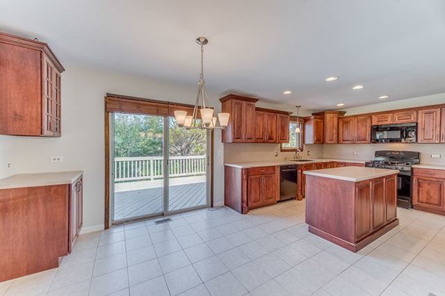 1215 Pinetree Ln, Bartlett, IL 60103 photo 9