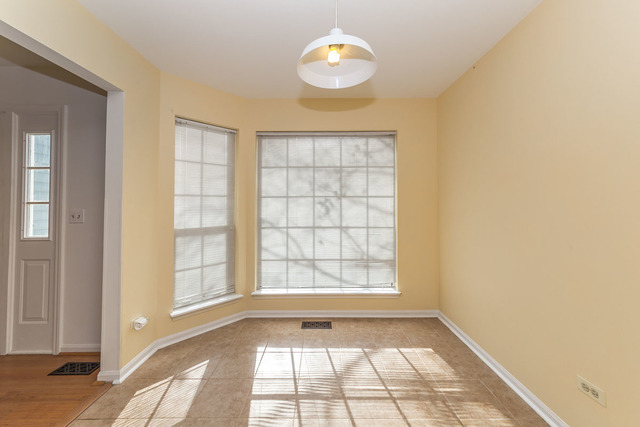 206 Wellington Cir, Gurnee, IL 60031 photo 4