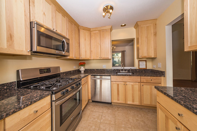 206 Wellington Cir, Gurnee, IL 60031 photo 3