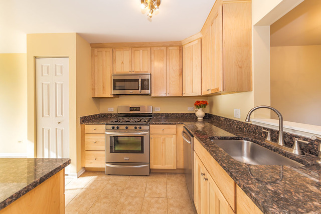 206 Wellington Cir, Gurnee, IL 60031 photo 2
