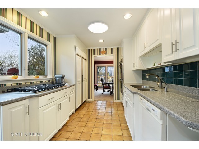1110 Hassell Rd, Hoffman Estates, IL 60169 photo 4