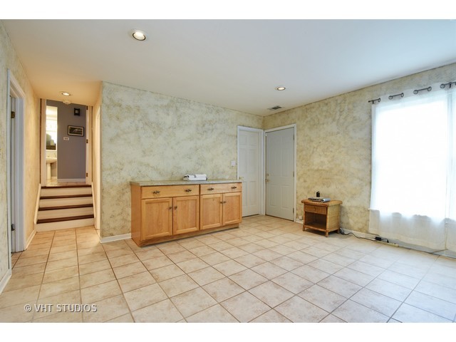 1110 Hassell Rd, Hoffman Estates, IL 60169 photo 9