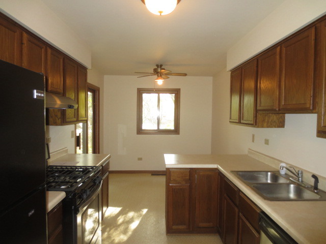 665 Waverly Dr #B, Elgin, IL 60120 photo 5