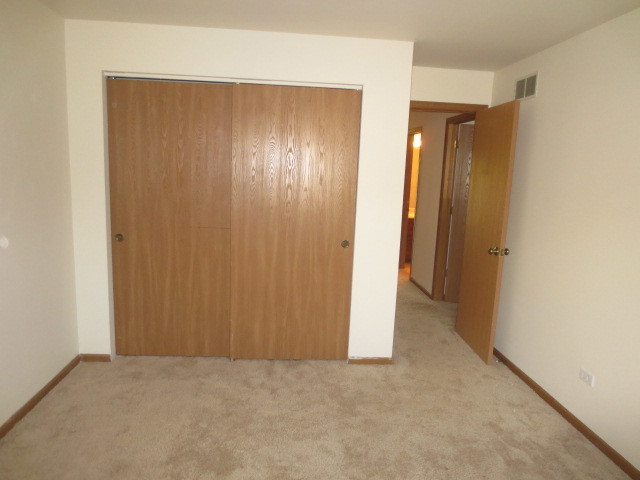 665 Waverly Dr #B, Elgin, IL 60120 photo 9