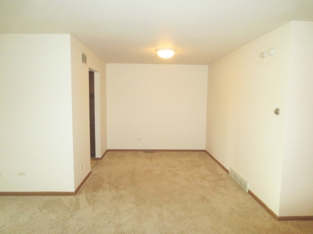665 Waverly Dr #B, Elgin, IL 60120 photo 2