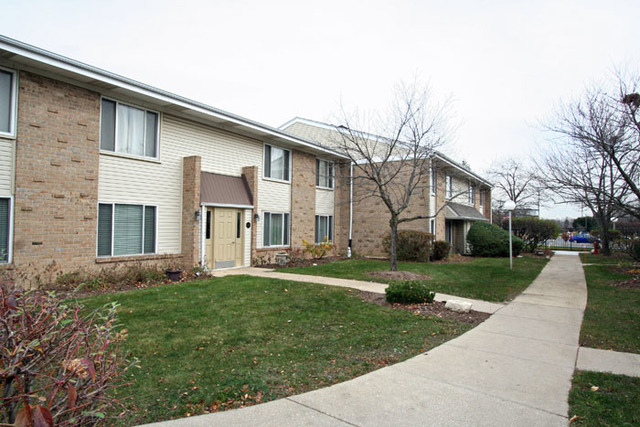 1710 Robin Walk #D, Hoffman Estates, IL 60169 photo 2