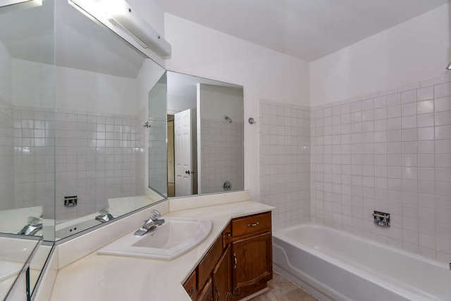 1600 Brittany Ct #D2, Wheeling, IL 60090 photo 12