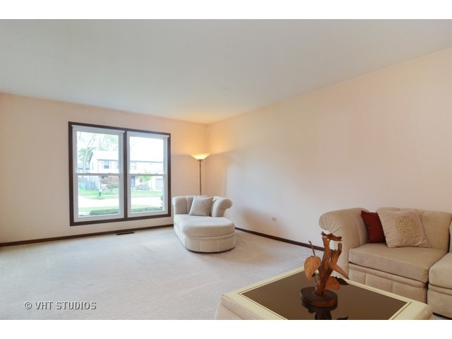 580 Cherrywood Dr, Wheeling, IL 60090 photo 3