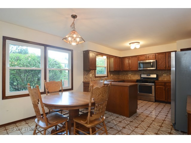 580 Cherrywood Dr, Wheeling, IL 60090 photo 4