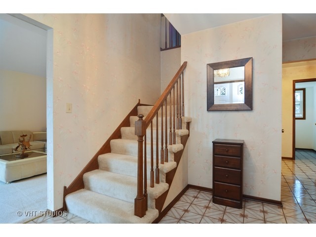 580 Cherrywood Dr, Wheeling, IL 60090 photo 2
