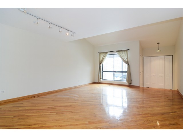 449 Maple Dr, Wheeling, IL 60090 photo 2