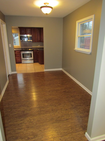913 Harriet Ave, Aurora, IL 60505 photo 2