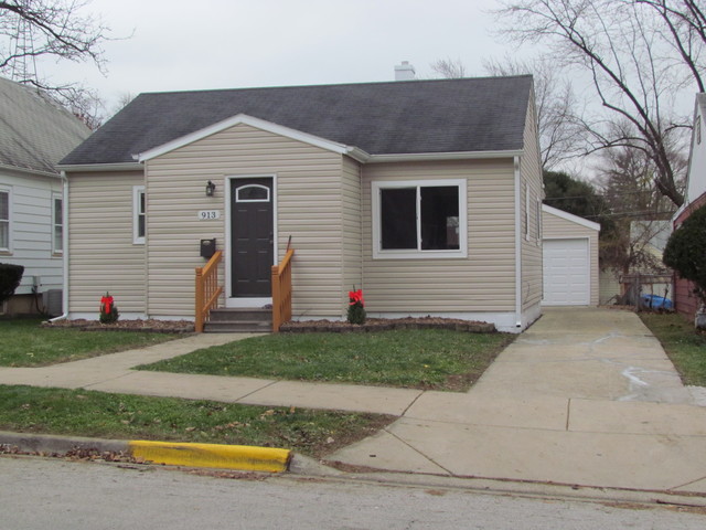 913 Harriet Ave, Aurora, IL 60505 photo 1