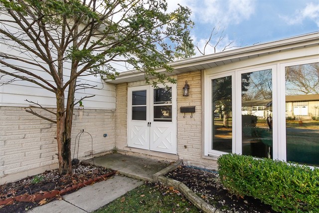 643 Westmere Rd, Des Plaines, IL 60016 photo 2