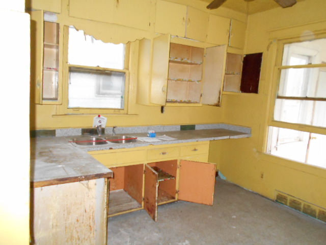 10751 S Forest Ave, Chicago, IL 60628 photo 6