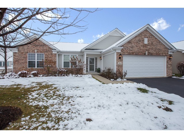2524 Edgewater Dr, Elgin, IL 60124 photo 1