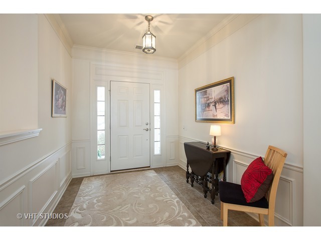 2524 Edgewater Dr, Elgin, IL 60124 photo 2