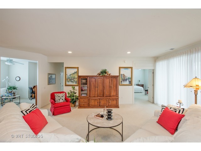 2524 Edgewater Dr, Elgin, IL 60124 photo 4