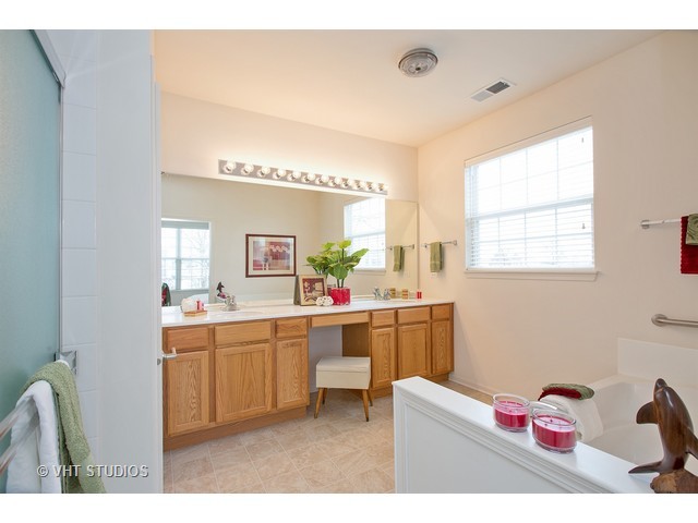 2524 Edgewater Dr, Elgin, IL 60124 photo 11