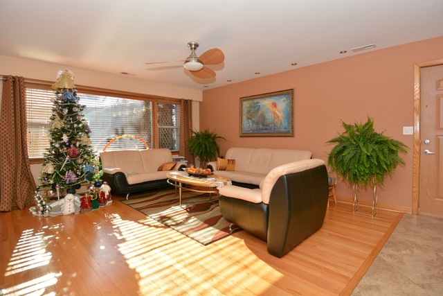 2376 E Ballard Rd, Des Plaines, IL 60016 photo 4