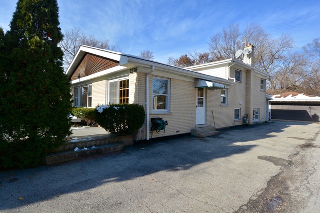 2376 E Ballard Rd, Des Plaines, IL 60016 photo 1