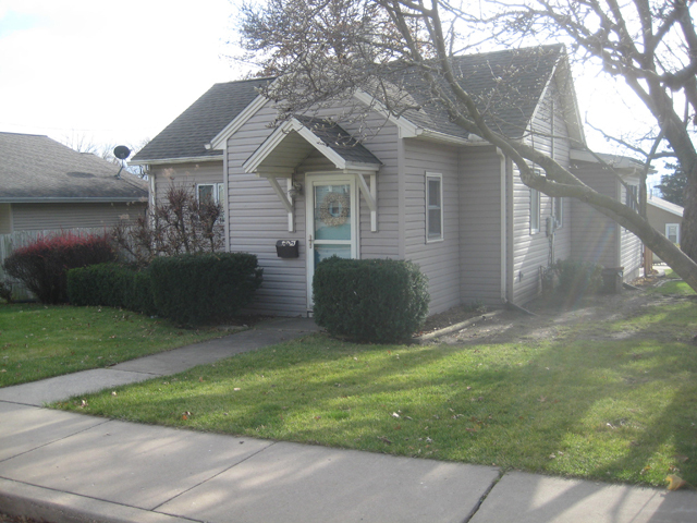 1127 Prospect Ave, Peru, IL 61354 photo 1