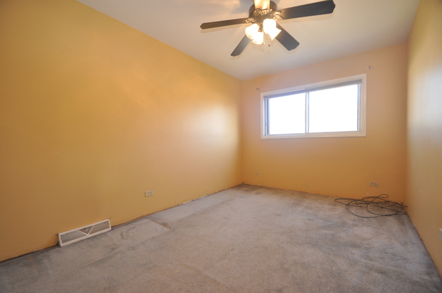 9247 Maple Ln, Des Plaines, IL 60016 photo 12
