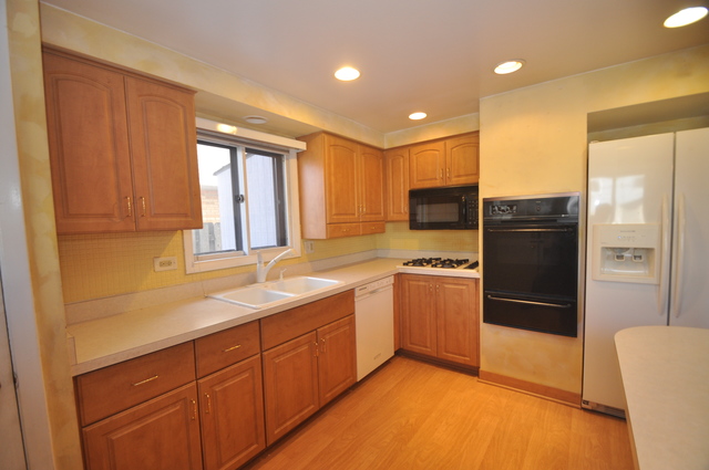 9247 Maple Ln, Des Plaines, IL 60016 photo 3