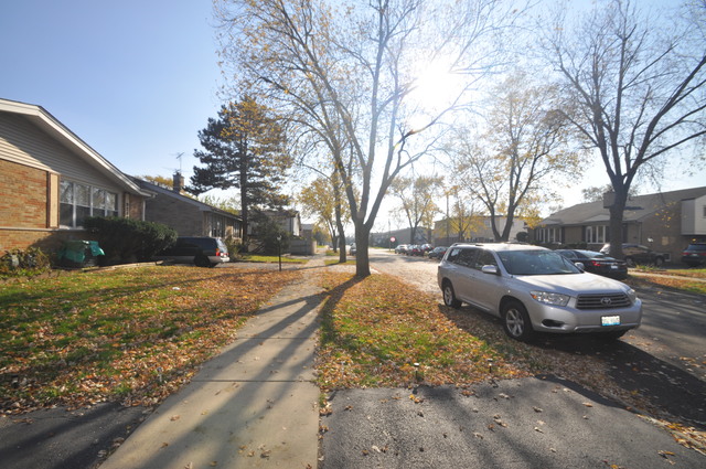 9247 Maple Ln, Des Plaines, IL 60016 photo 17