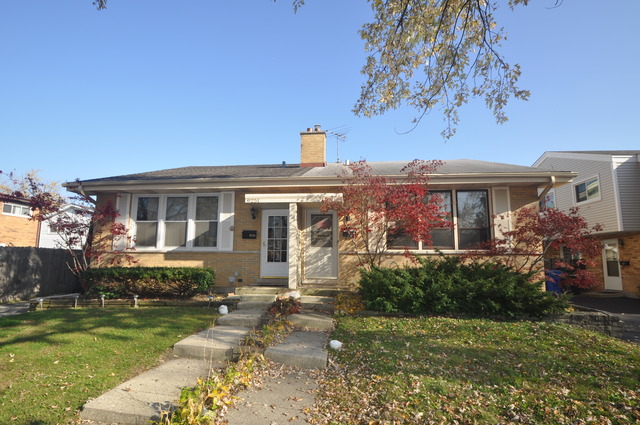 9247 Maple Ln, Des Plaines, IL 60016 photo 1