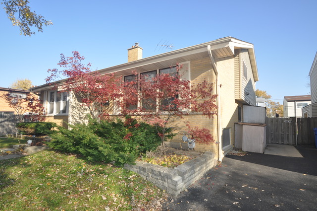 9247 Maple Ln, Des Plaines, IL 60016 photo 2