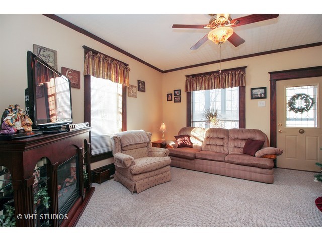 332 E Roosevelt Ave, Onarga, IL 60955 photo 2