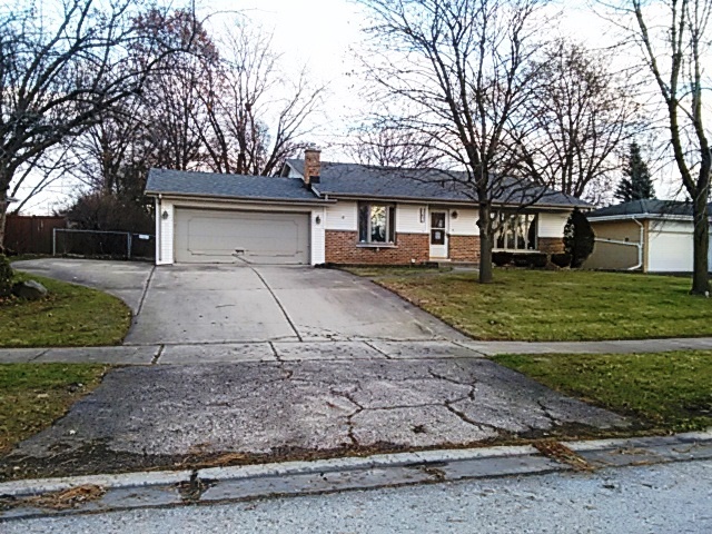 563 Pinecroft Dr, Roselle, IL 60172 photo 1