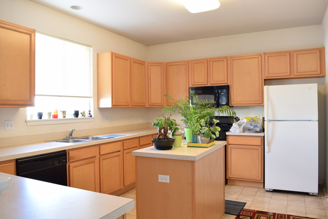 3172 Thunderbird Ct, Aurora, IL 60503 photo 2