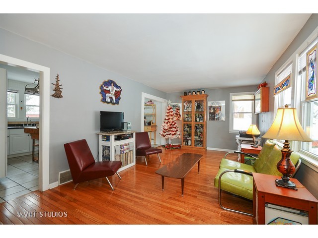 70 Maple St, Elgin, IL 60123 photo 3