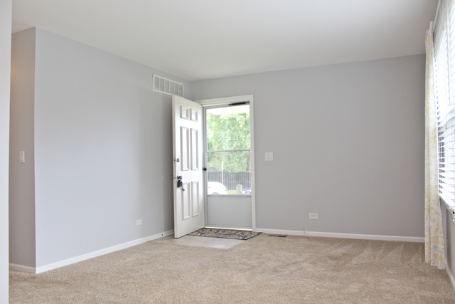 1922 Georgetown Ln, Hoffman Estates, IL 60169 photo 2