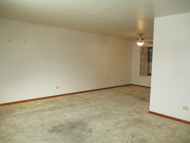 1281 Blackhawk Dr, Elgin, IL 60120 photo 7