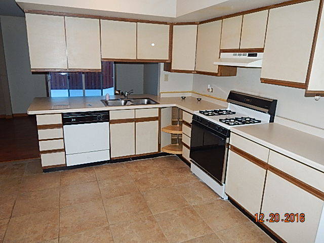 2616 E Martha Pl, Burnham, IL 60633 photo 2