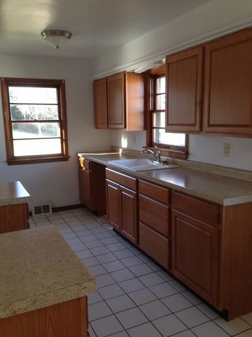 605 Division St, Dixon, IL 61021 photo 3