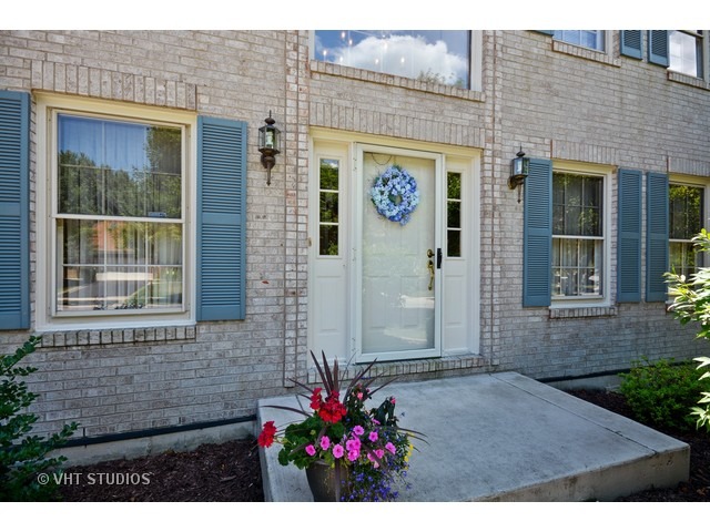 1670 Ithaca Dr, Naperville, IL 60565 photo 2