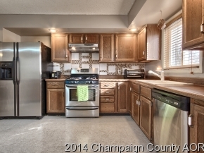 1605 Harbor Point Dr, Champaign, IL 61821 photo 5