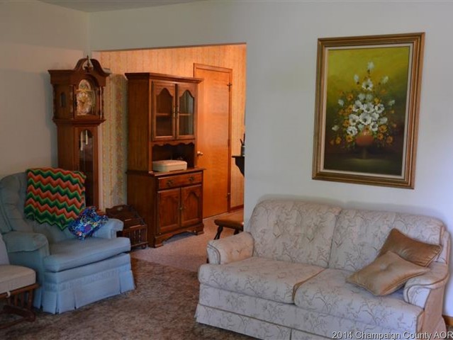 328 Forest Ln, Arthur, IL 61911 photo 2