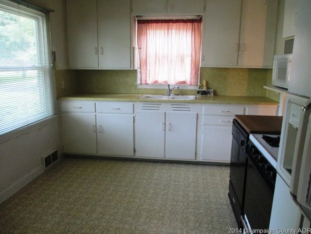 108 Flora Dr, Champaign, IL 61821 photo 4