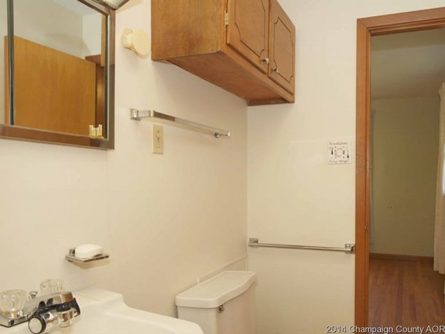 910 Holiday Dr, Champaign, IL 61821 photo 11