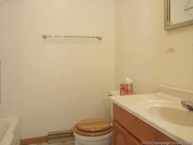 910 Holiday Dr, Champaign, IL 61821 photo 14